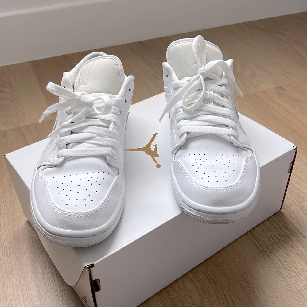 White women’s Air Jordan one low in great condition! Size 8 women’s!